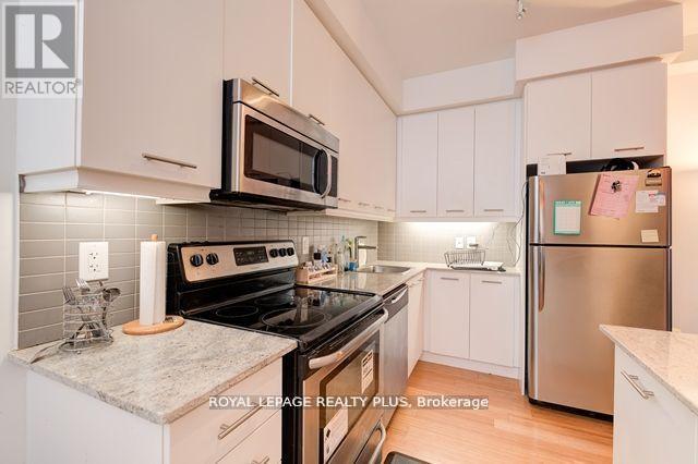 302 - 360 Square One Drive, Mississauga, Ontario  L5B 0E6 - Photo 2 - W12218510