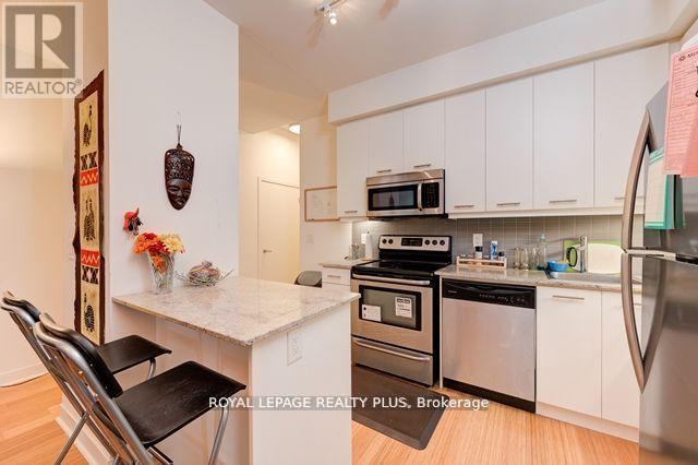 302 - 360 Square One Drive, Mississauga, Ontario  L5B 0E6 - Photo 3 - W12218510