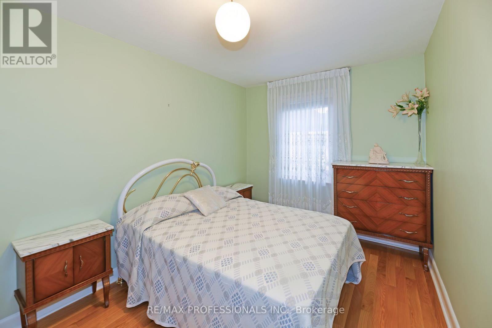 118 Nordin Avenue, Toronto, Ontario  M8Z 2B3 - Photo 12 - W12218593