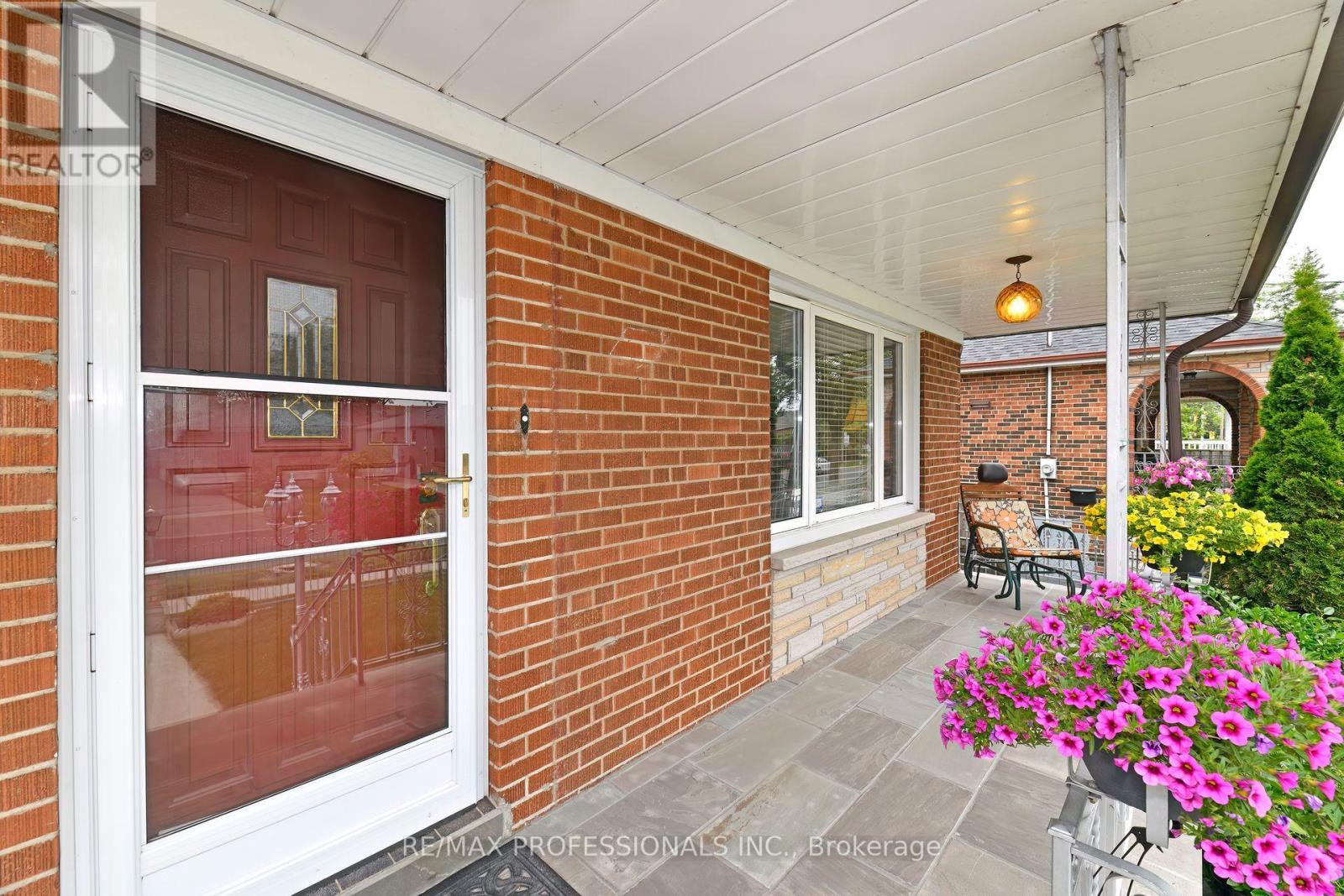 118 Nordin Avenue, Toronto, Ontario  M8Z 2B3 - Photo 2 - W12218593