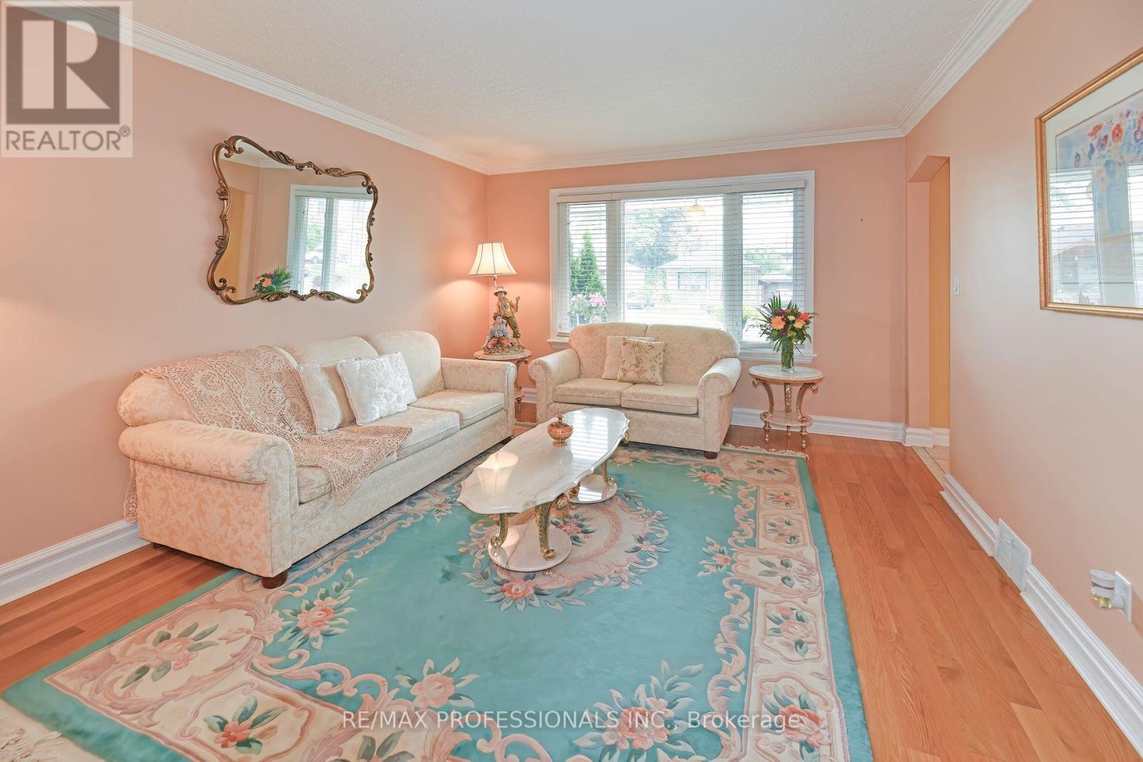 118 Nordin Avenue, Toronto, Ontario  M8Z 2B3 - Photo 3 - W12218593