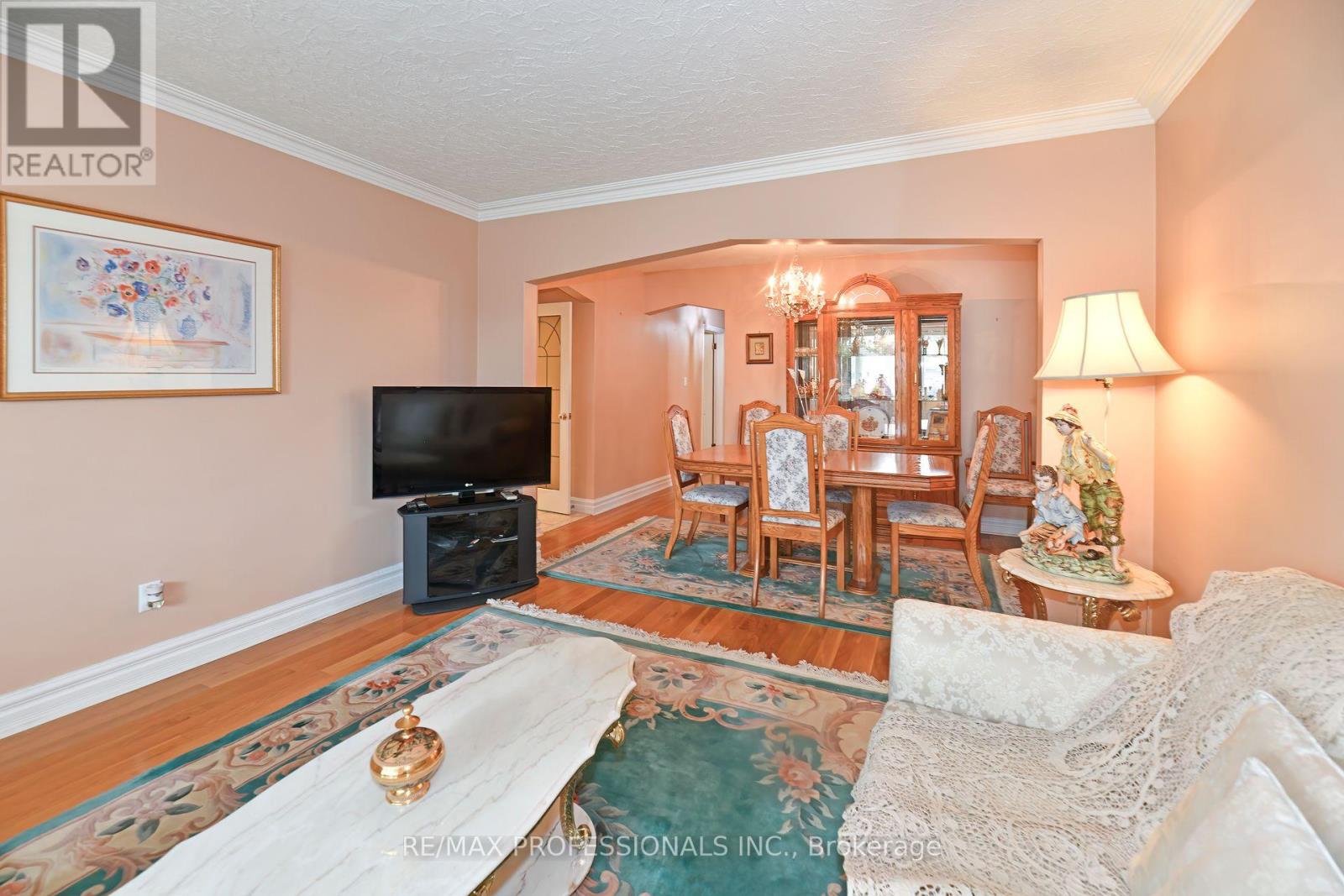 118 Nordin Avenue, Toronto, Ontario  M8Z 2B3 - Photo 4 - W12218593