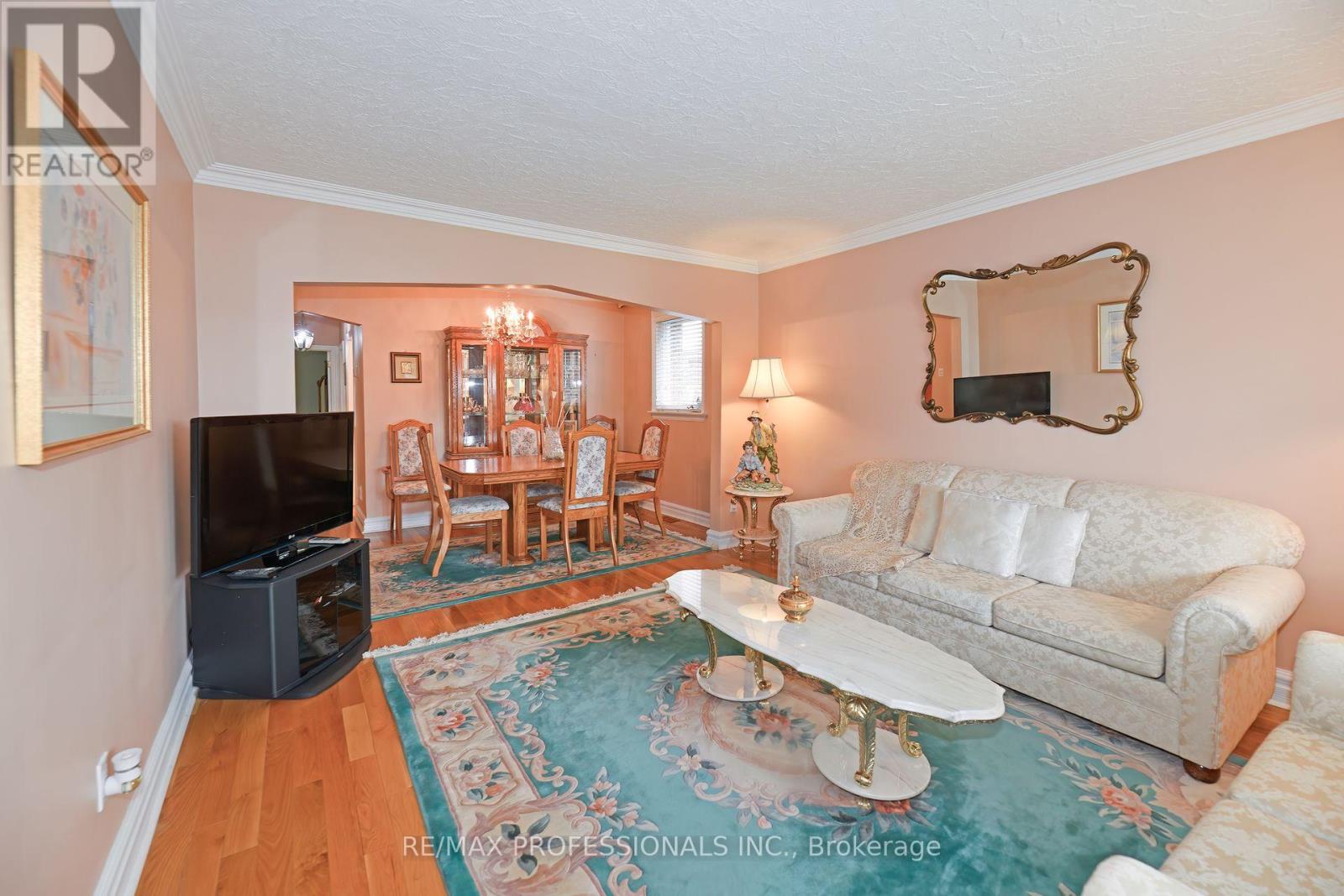 118 Nordin Avenue, Toronto, Ontario  M8Z 2B3 - Photo 5 - W12218593