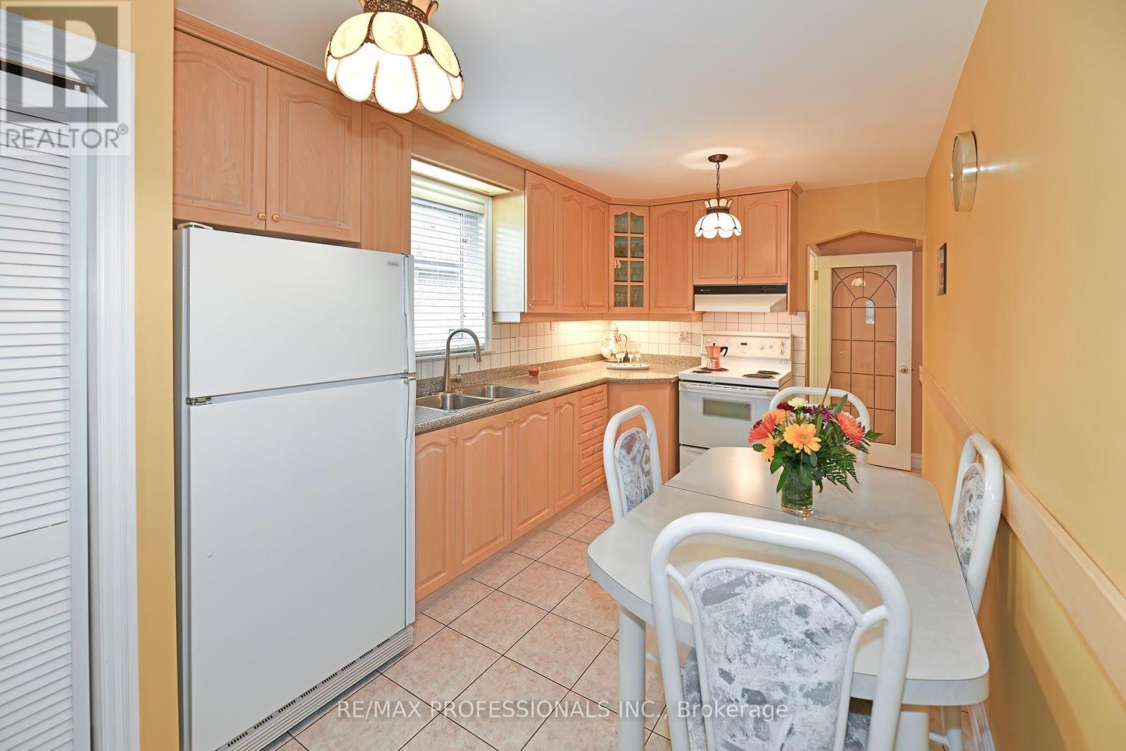 118 Nordin Avenue, Toronto, Ontario  M8Z 2B3 - Photo 9 - W12218593