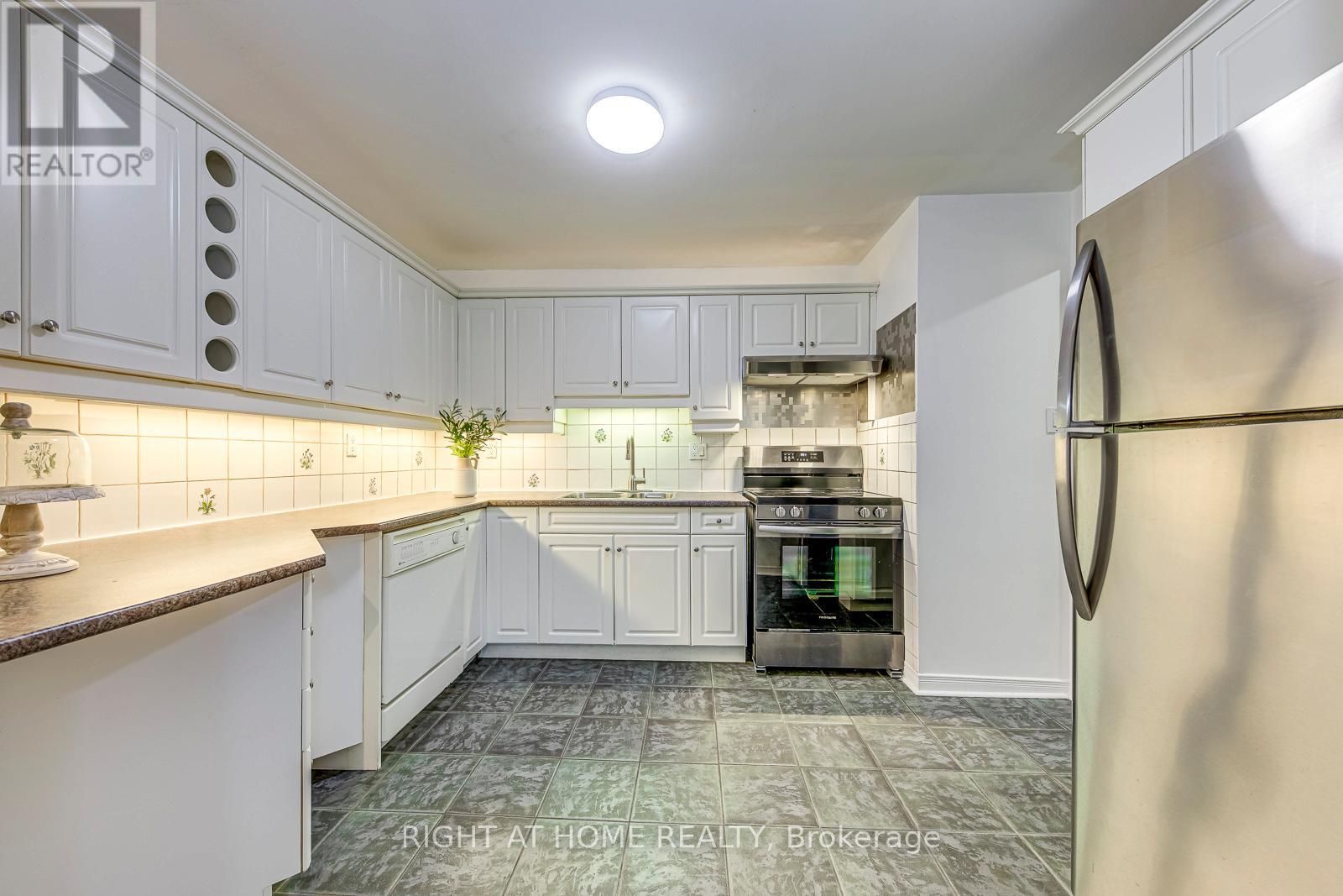 133 - 1058 Falgarwood Drive, Oakville (Fa Falgarwood), Ontario  L6H 2P3 - Photo 7 - W12218598