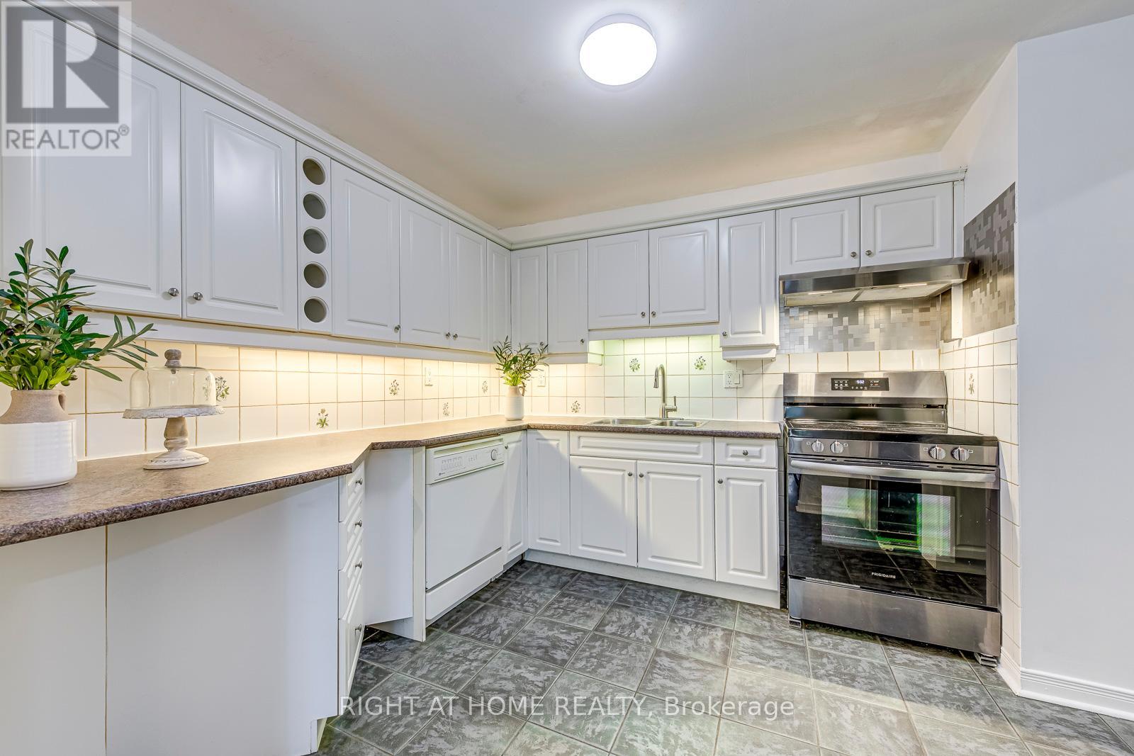 133 - 1058 Falgarwood Drive, Oakville (Fa Falgarwood), Ontario  L6H 2P3 - Photo 8 - W12218598