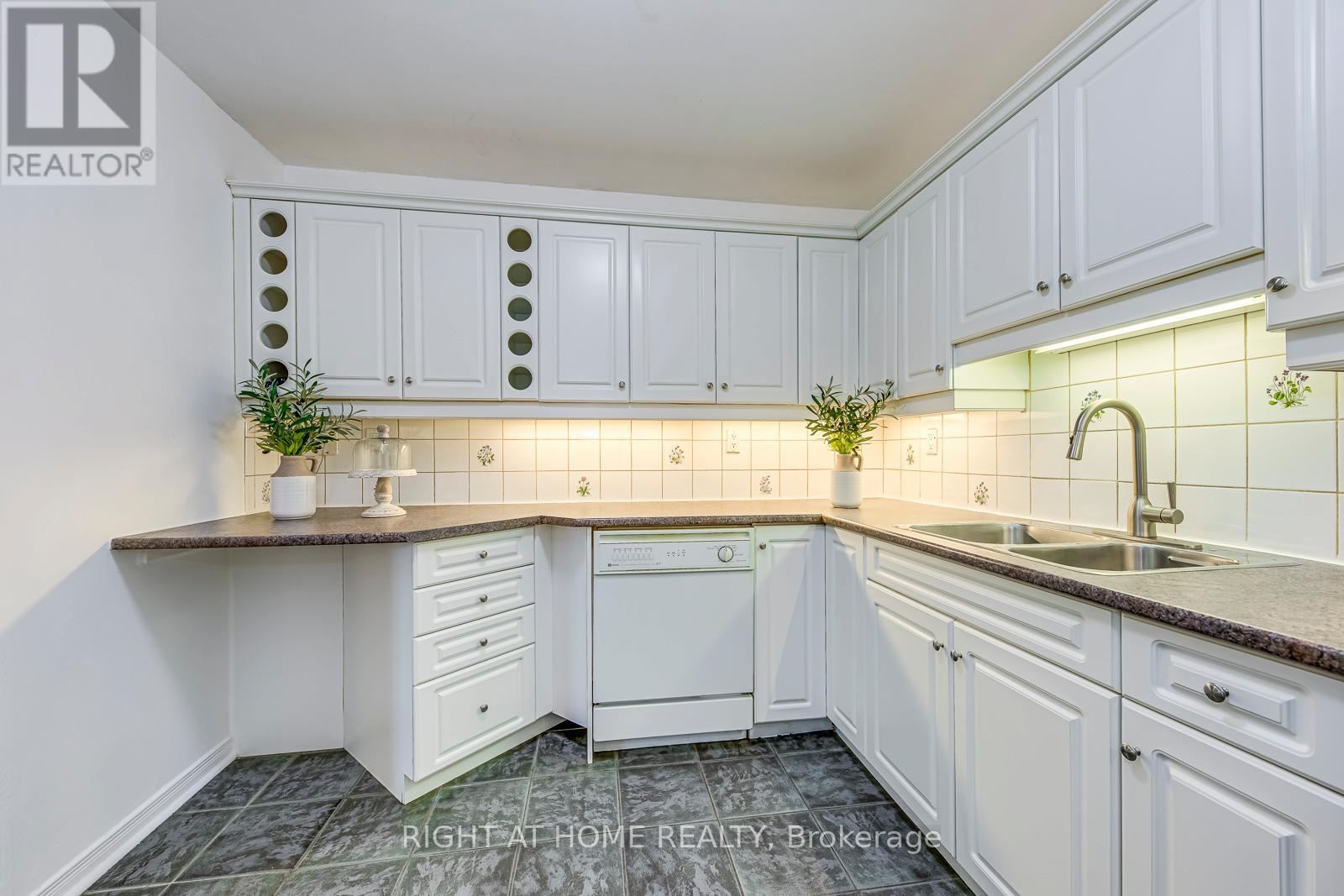 133 - 1058 Falgarwood Drive, Oakville (Fa Falgarwood), Ontario  L6H 2P3 - Photo 9 - W12218598