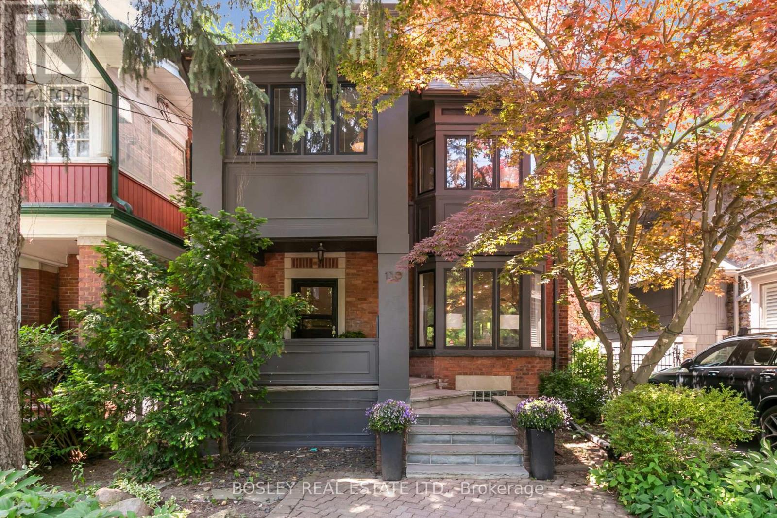 <div class="slider-price">$3,695,000</div><p>130 Glen Road, Toronto, Ontario</p>