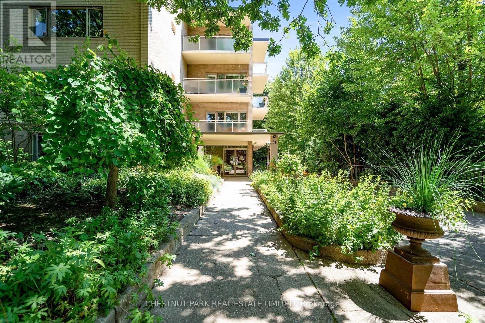 <div class="slider-price">$995,000</div><p>103 - 31 Rosedale Road, Toronto, Ontario</p>