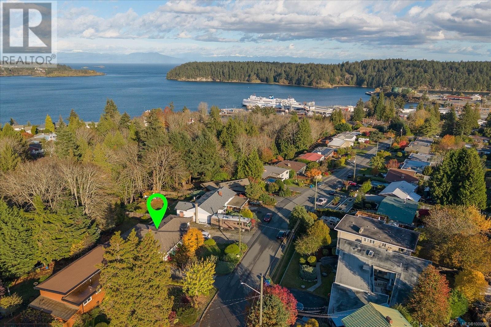 Property at 950 Beach Dr image 5
