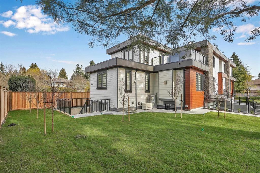 13915 Blackburn Avenue, White Rock, British Columbia  V4B 3H9 - Photo 2 - R3014403