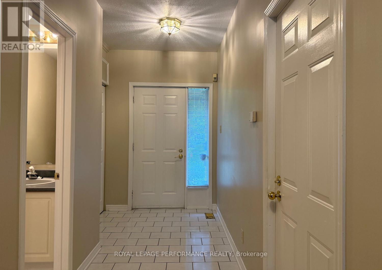 118 Dunbarton Court, Ottawa, Ontario  K1K 4L6 - Photo 2 - X12215423