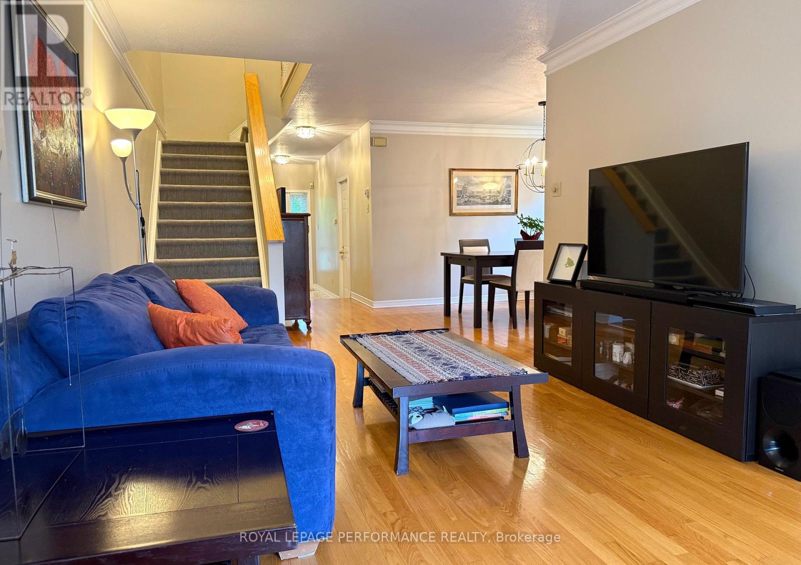 118 Dunbarton Court, Ottawa, Ontario  K1K 4L6 - Photo 3 - X12215423