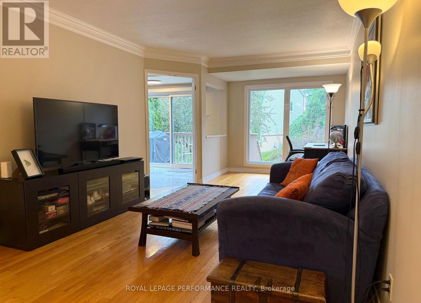118 Dunbarton Court, Ottawa, Ontario  K1K 4L6 - Photo 4 - X12215423