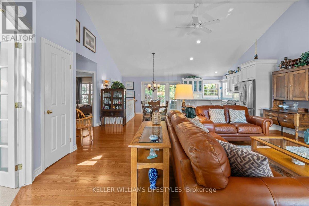 40 Lakeside Circle, Lambton Shores (Grand Bend), Ontario  N0M 1T0 - Photo 11 - X12218887
