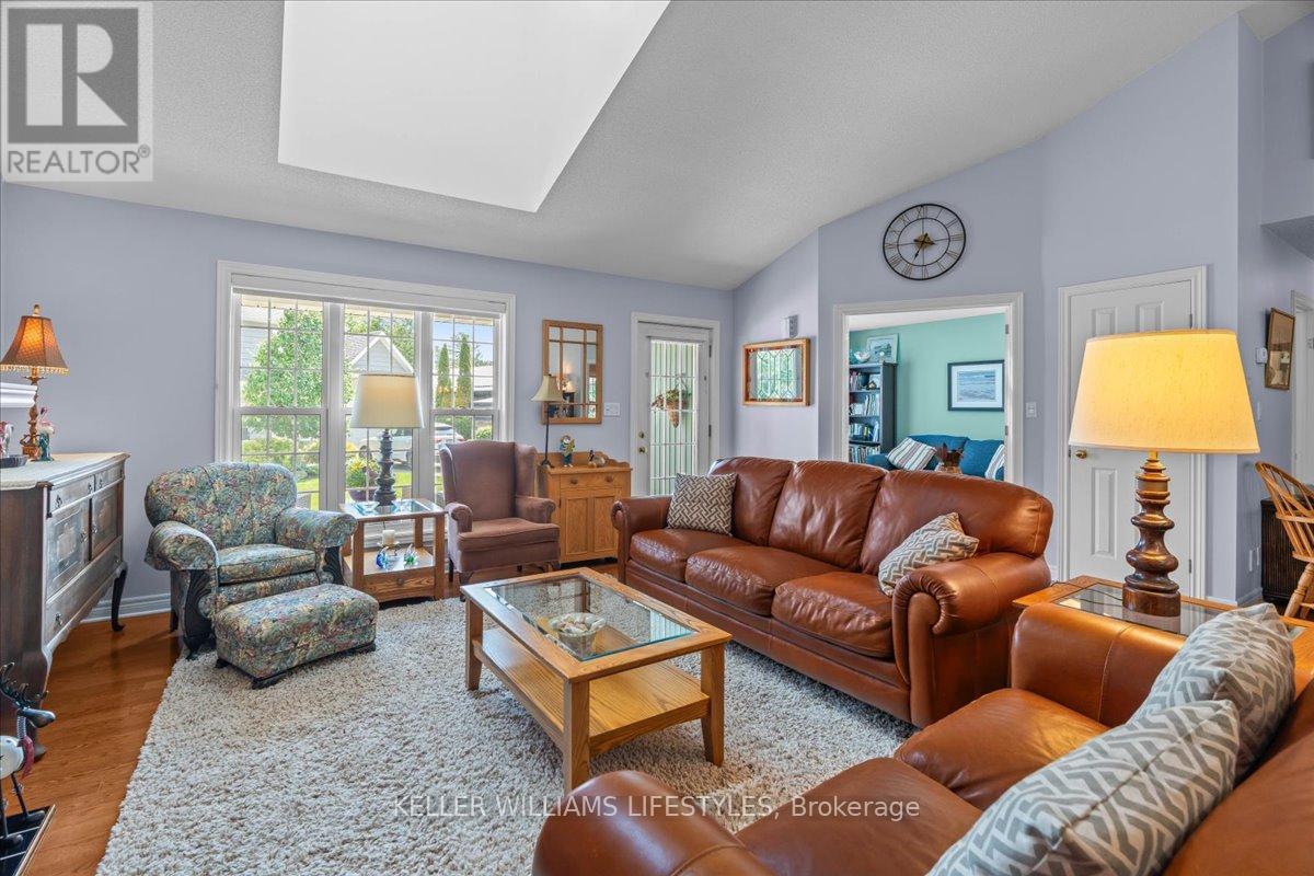 40 Lakeside Circle, Lambton Shores (Grand Bend), Ontario  N0M 1T0 - Photo 12 - X12218887