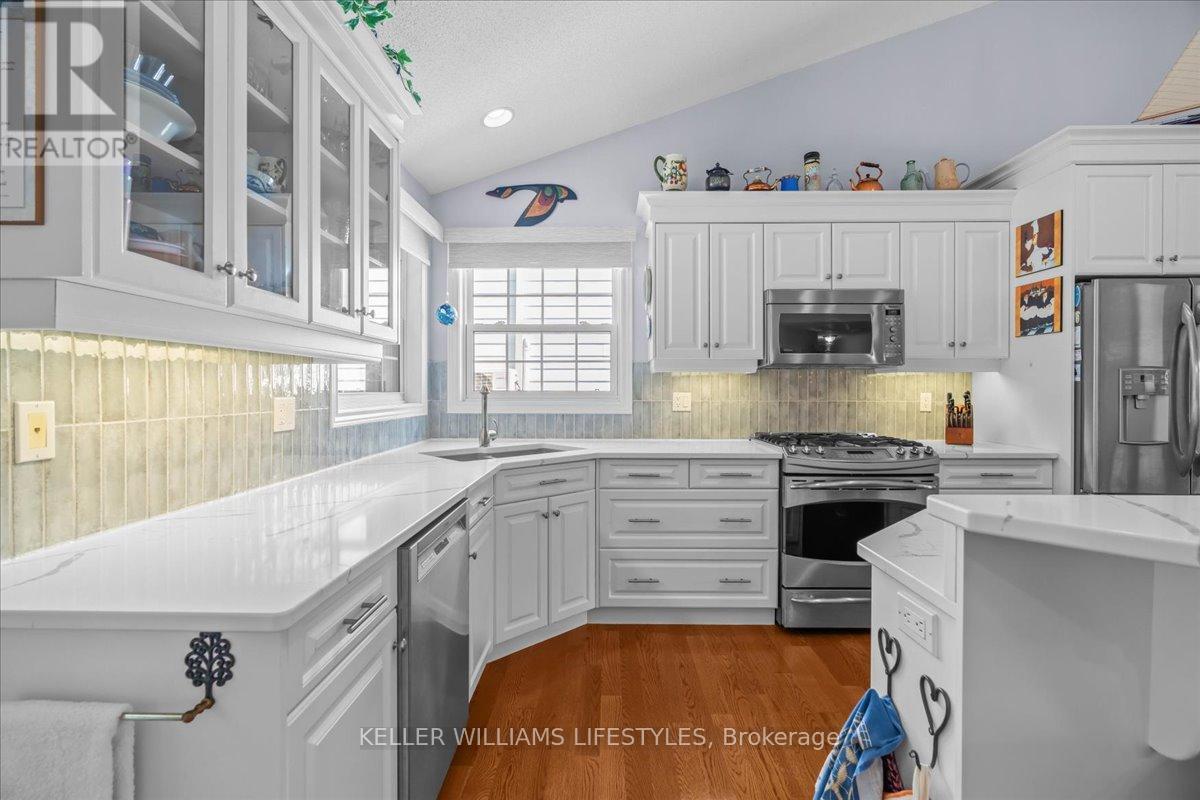 40 Lakeside Circle, Lambton Shores (Grand Bend), Ontario  N0M 1T0 - Photo 16 - X12218887