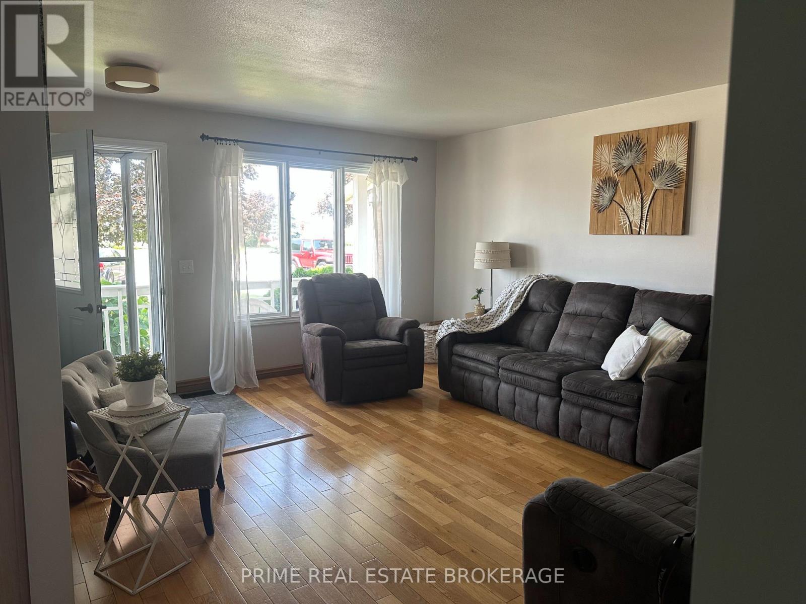 35 Athlone Road, Chatham-Kent (Tilbury), Ontario  N0P 2L0 - Photo 6 - X12218961