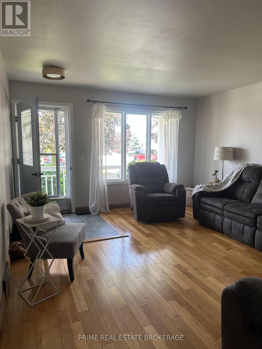 35 Athlone Road, Chatham-Kent (Tilbury), Ontario  N0P 2L0 - Photo 7 - X12218961
