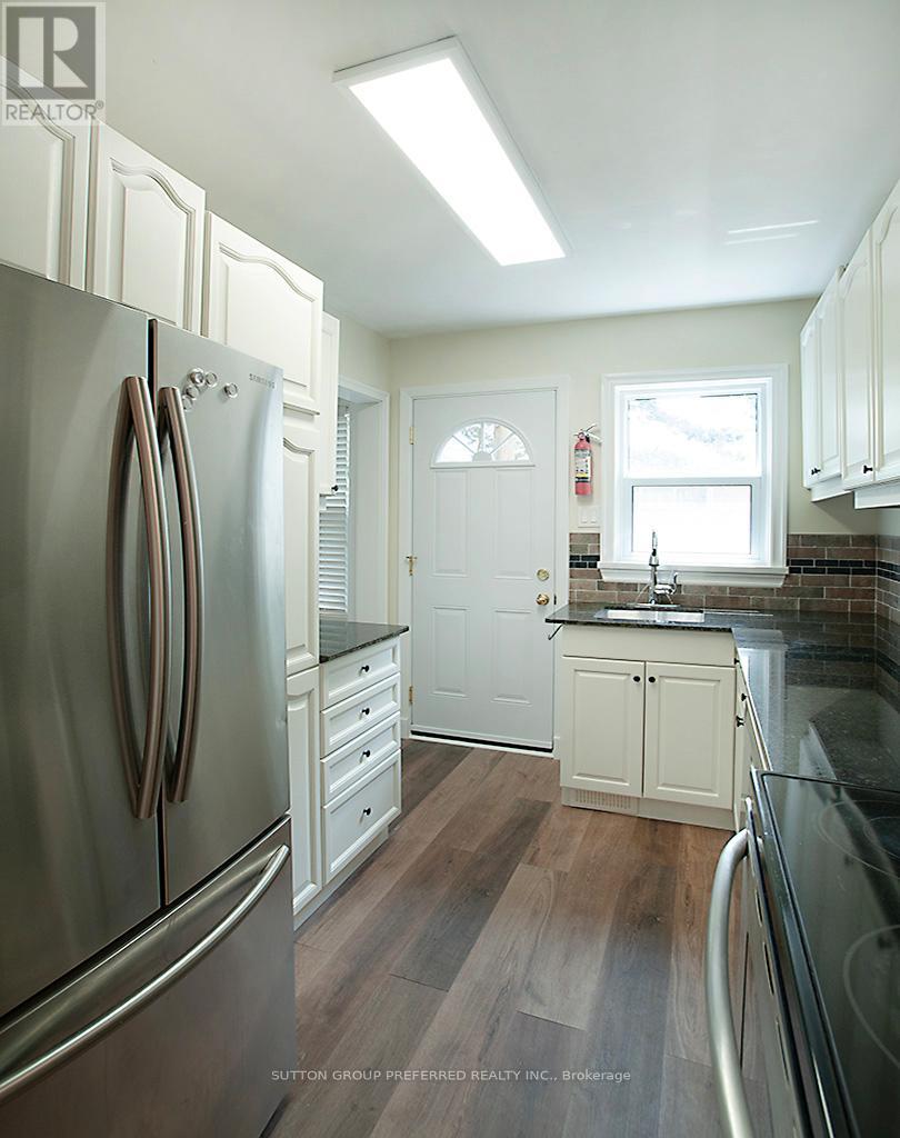 359 Ridout Street S, London South (South G), Ontario  N6C 3Z6 - Photo 4 - X12219055