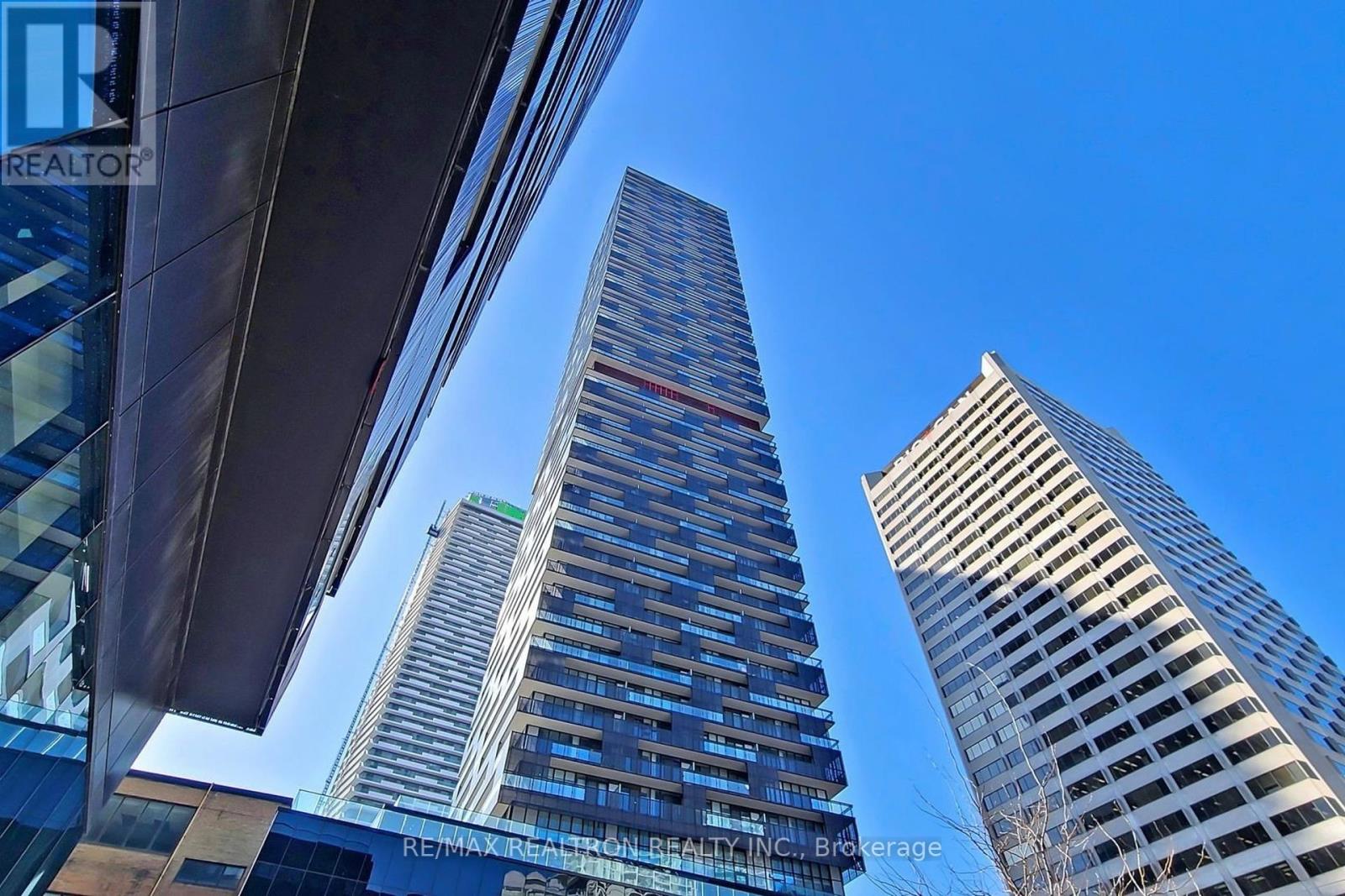 <div class="slider-price">$799,000</div><p>1602 - 8 Eglinton Avenue E, Toronto, Ontario</p>