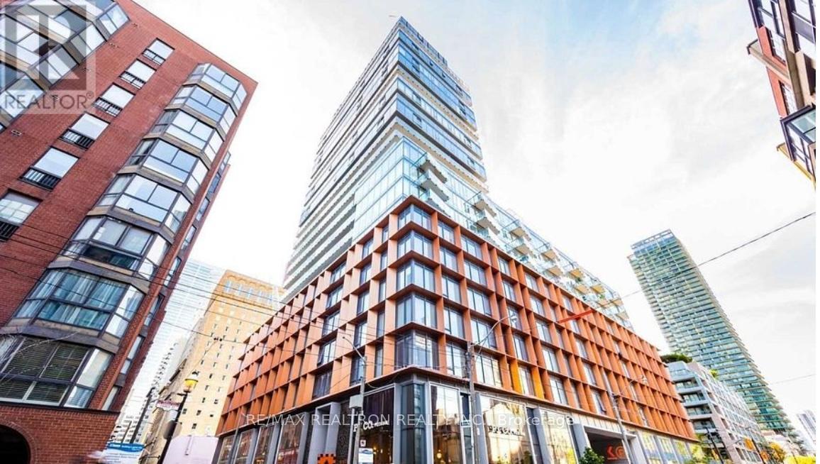 <div class="slider-price">$899,000</div><p>1903 - 60 Colborne Street, Toronto, Ontario</p>