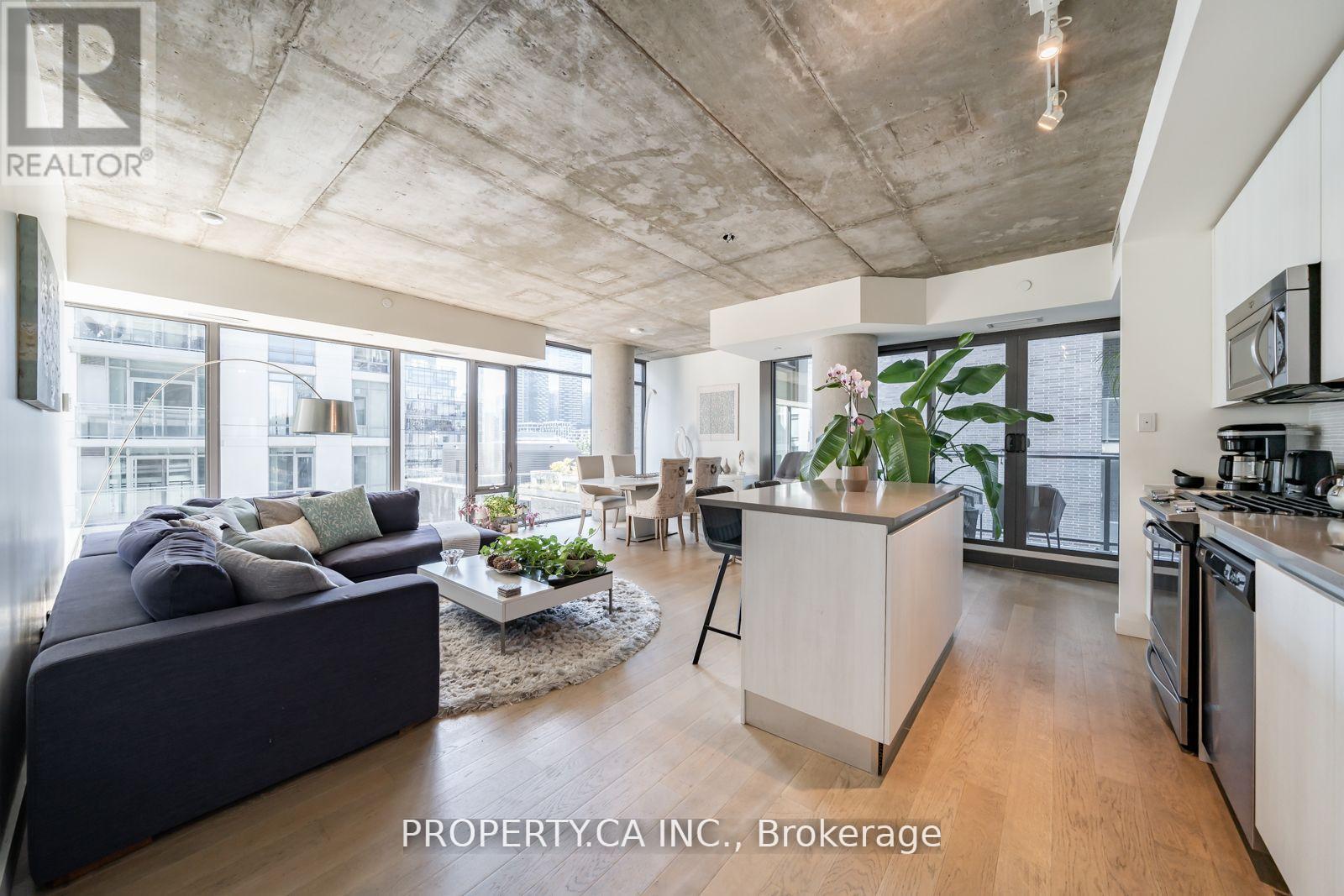 1012 - 111 Bathurst Street, Toronto (Waterfront Communities), Ontario  M5V 0M9 - Photo 1 - C12218782