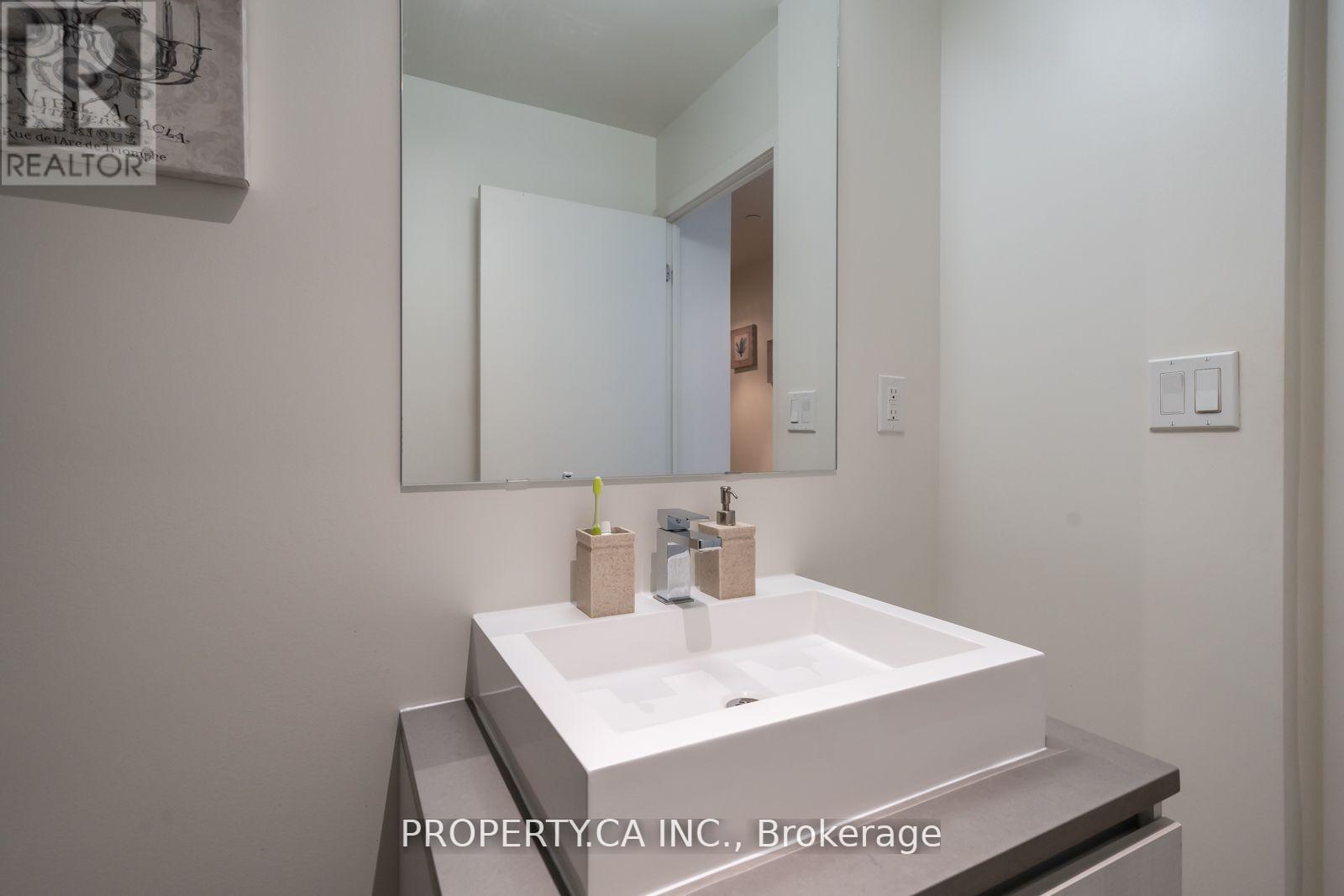 1012 - 111 Bathurst Street, Toronto (Waterfront Communities), Ontario  M5V 0M9 - Photo 18 - C12218782