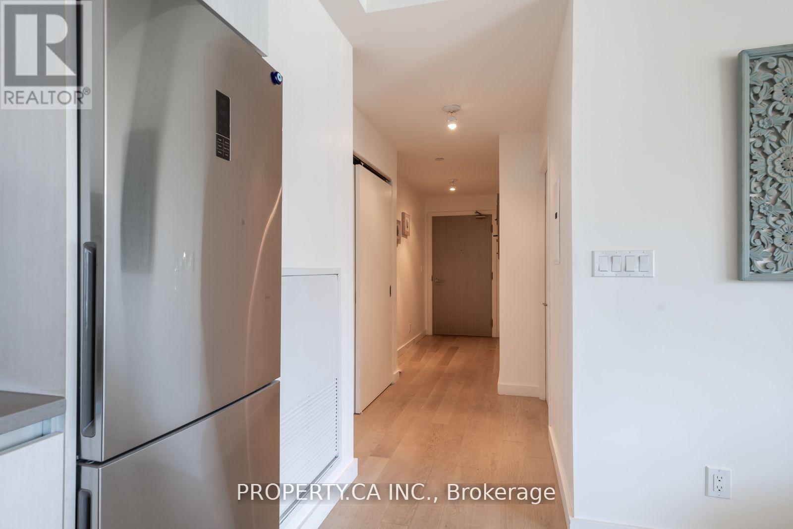 1012 - 111 Bathurst Street, Toronto (Waterfront Communities), Ontario  M5V 0M9 - Photo 4 - C12218782