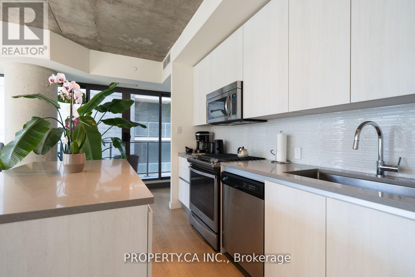 1012 - 111 Bathurst Street, Toronto (Waterfront Communities), Ontario  M5V 0M9 - Photo 5 - C12218782