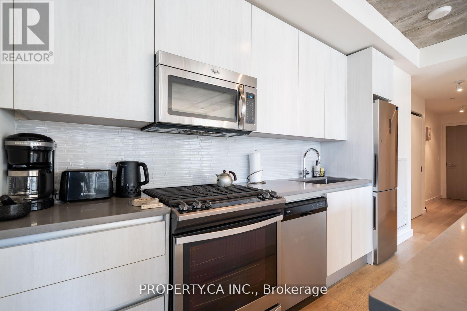 1012 - 111 Bathurst Street, Toronto (Waterfront Communities), Ontario  M5V 0M9 - Photo 6 - C12218782
