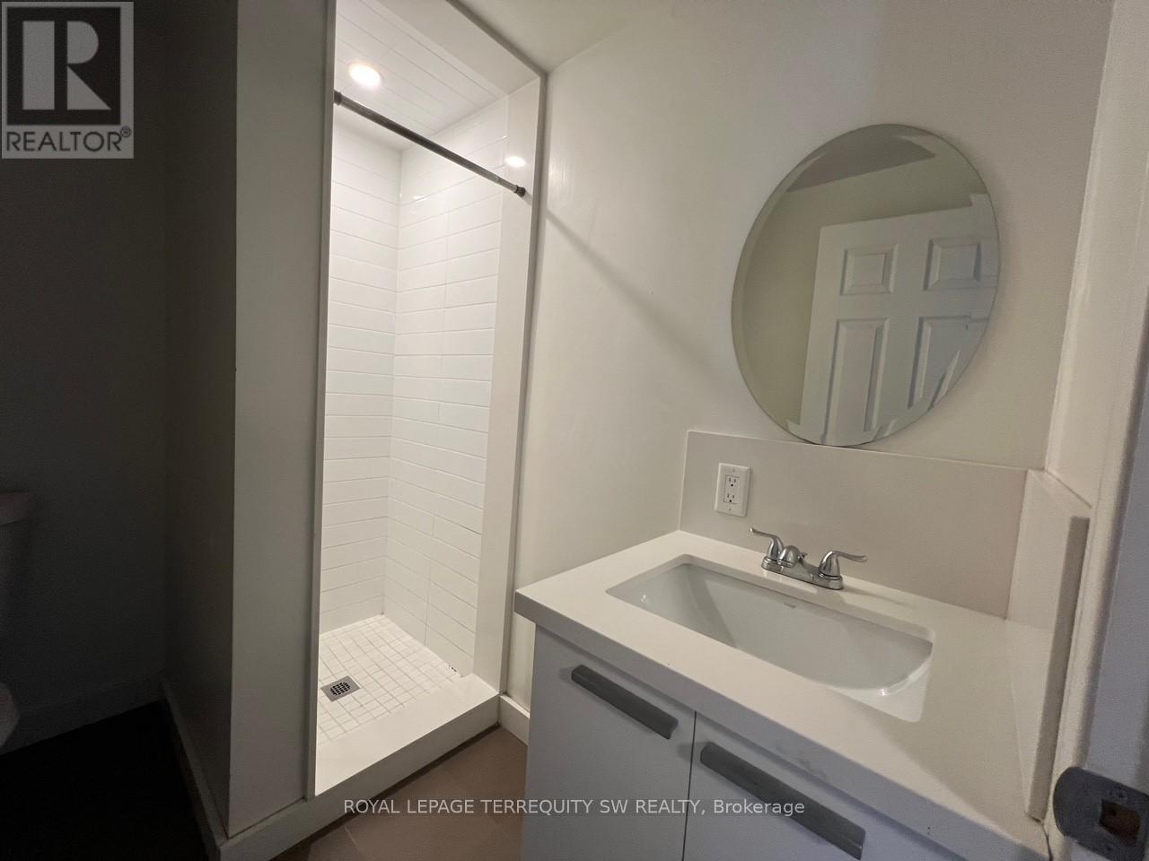 3 - 213 Queen Street E, Toronto (Moss Park), Ontario  M5A 1S2 - Photo 5 - C12218925