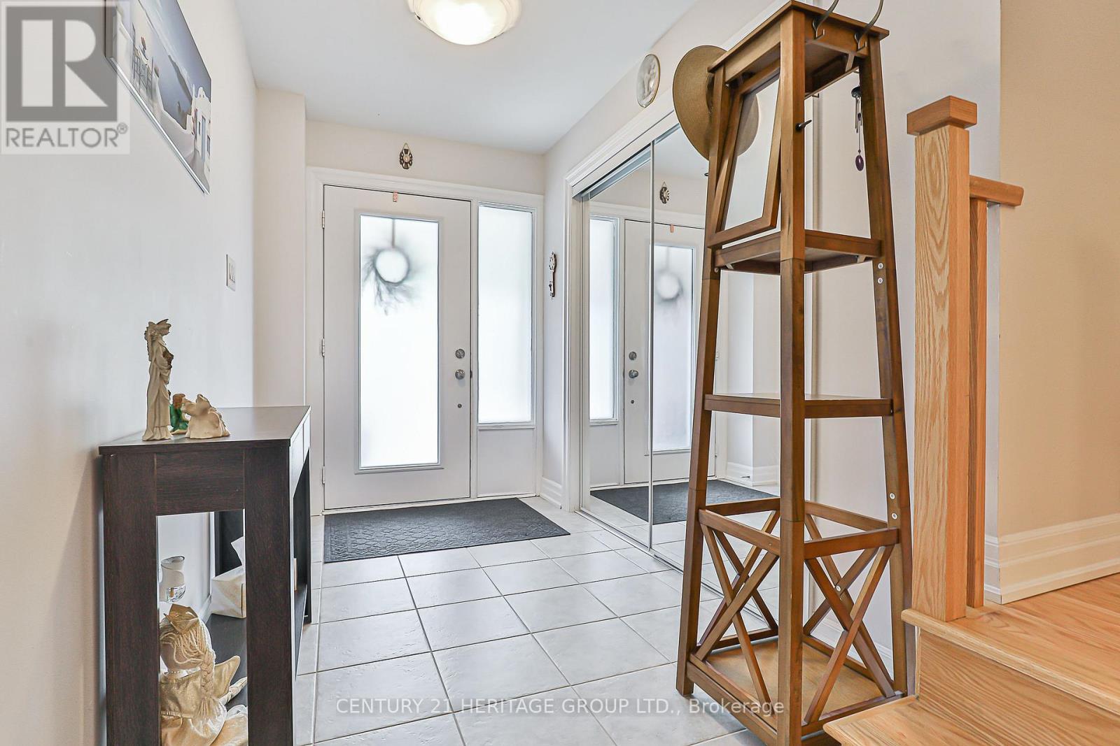 20 Vantage Loop, Newmarket (Woodland Hill), Ontario  L3X 0K6 - Photo 2 - N12219022