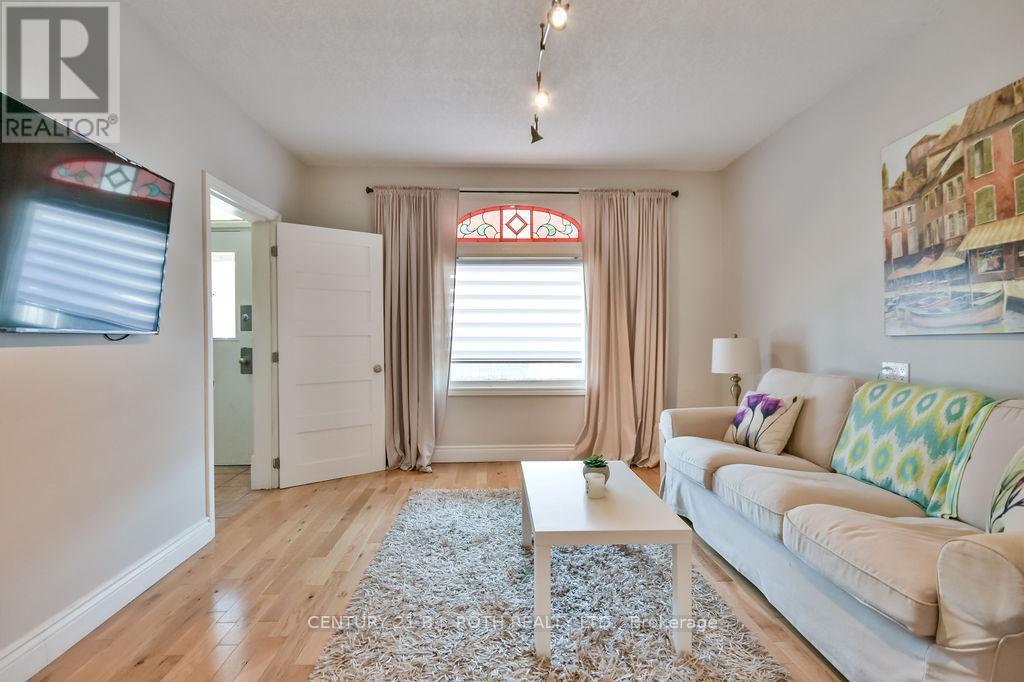 30 Tiffin Street, Barrie (City Centre), Ontario  L4N 2M7 - Photo 8 - S12218921