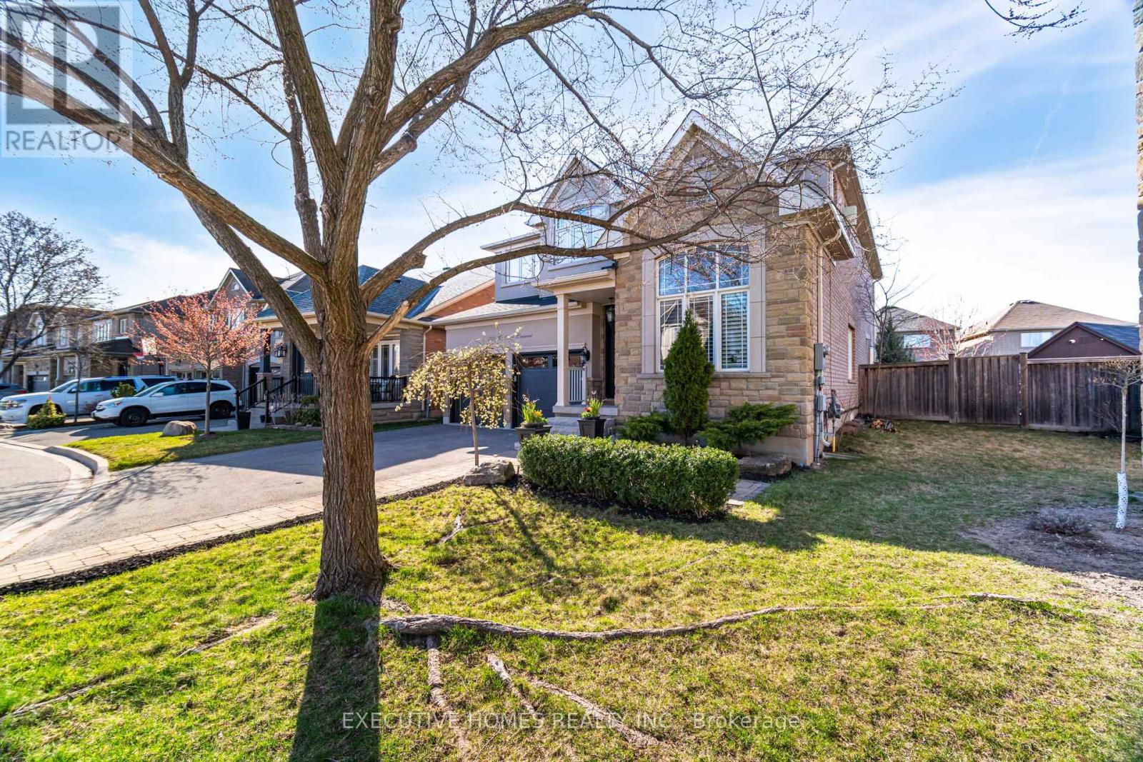 221 Cathcart Crescent, Milton (Wi Willmott), Ontario  L9T 7P2 - Photo 3 - W12098146