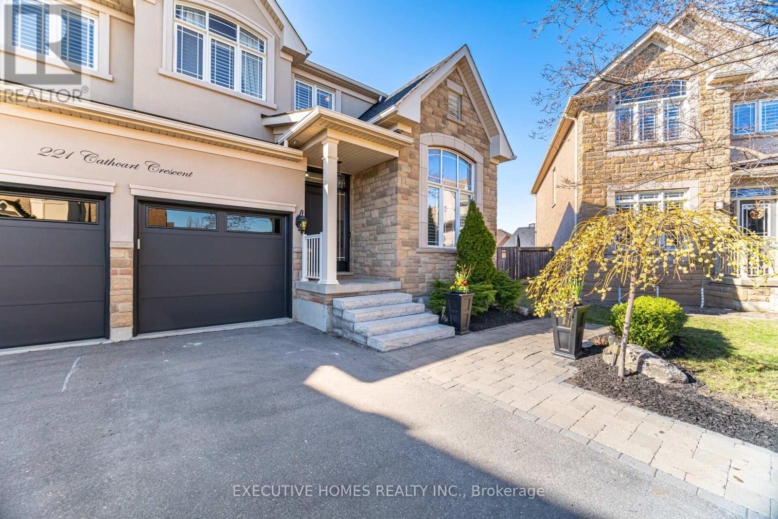 221 Cathcart Crescent, Milton (Wi Willmott), Ontario  L9T 7P2 - Photo 4 - W12098146