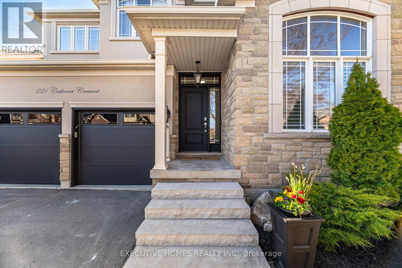 221 Cathcart Crescent, Milton (Wi Willmott), Ontario  L9T 7P2 - Photo 5 - W12098146