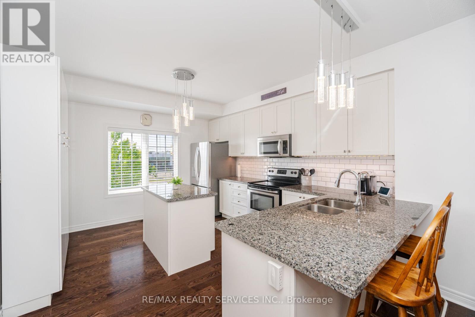22 Mcdevitt Lane, Caledon (Caledon East), Ontario  L7C 3S2 - Photo 11 - W12218691