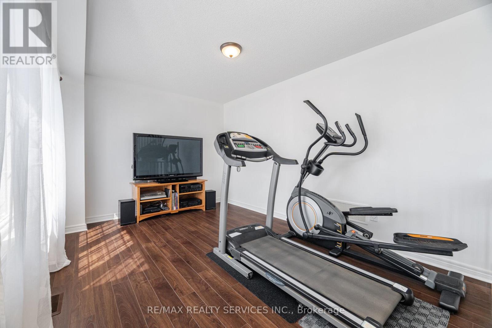 22 Mcdevitt Lane, Caledon (Caledon East), Ontario  L7C 3S2 - Photo 8 - W12218691