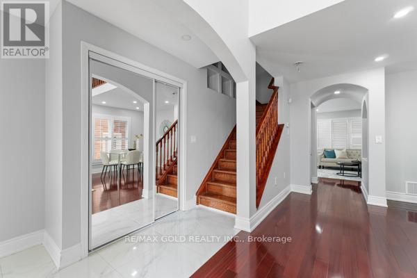 16 Upshall Drive, Brampton (Brampton West), Ontario  L6P 1E1 - Photo 4 - W12218926