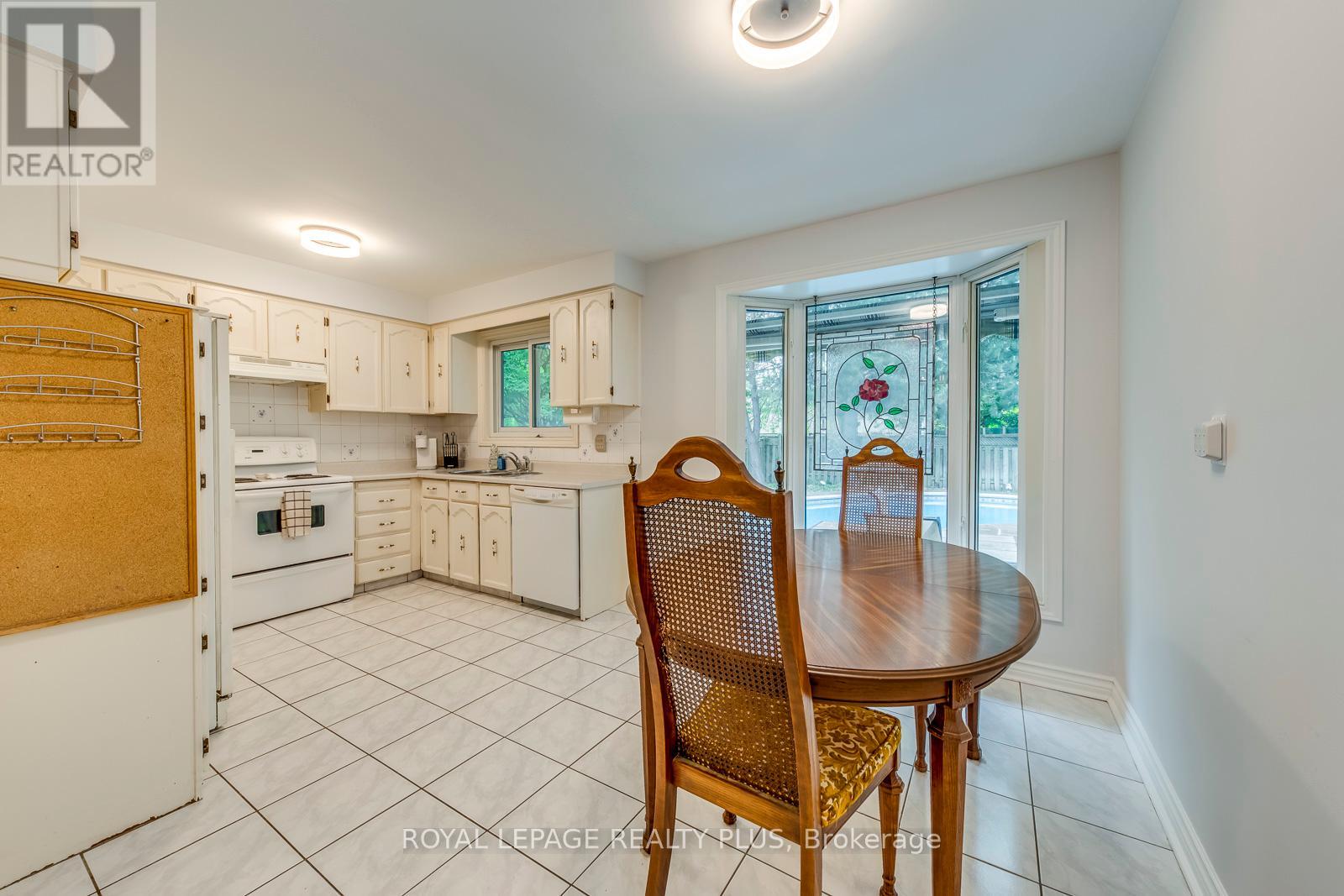 1628 Woodeden Drive, Mississauga, Ontario  L5H 3S5 - Photo 12 - W12218939