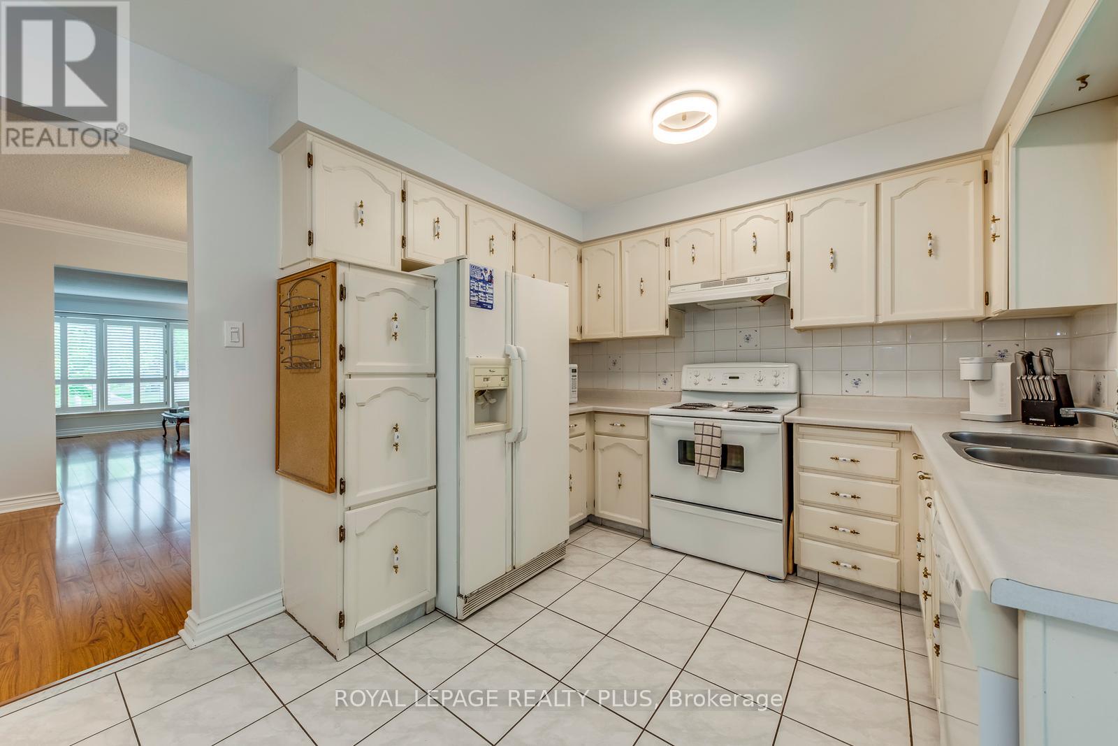 1628 Woodeden Drive, Mississauga, Ontario  L5H 3S5 - Photo 13 - W12218939