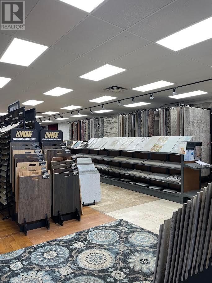 1862 DUNDAS STREET E