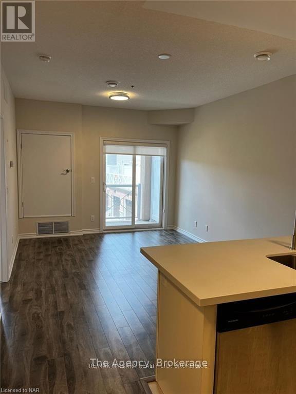 208 - 1370 Costigan Road, Milton (Cl Clarke), Ontario  L9T 0Y8 - Photo 6 - W12219122
