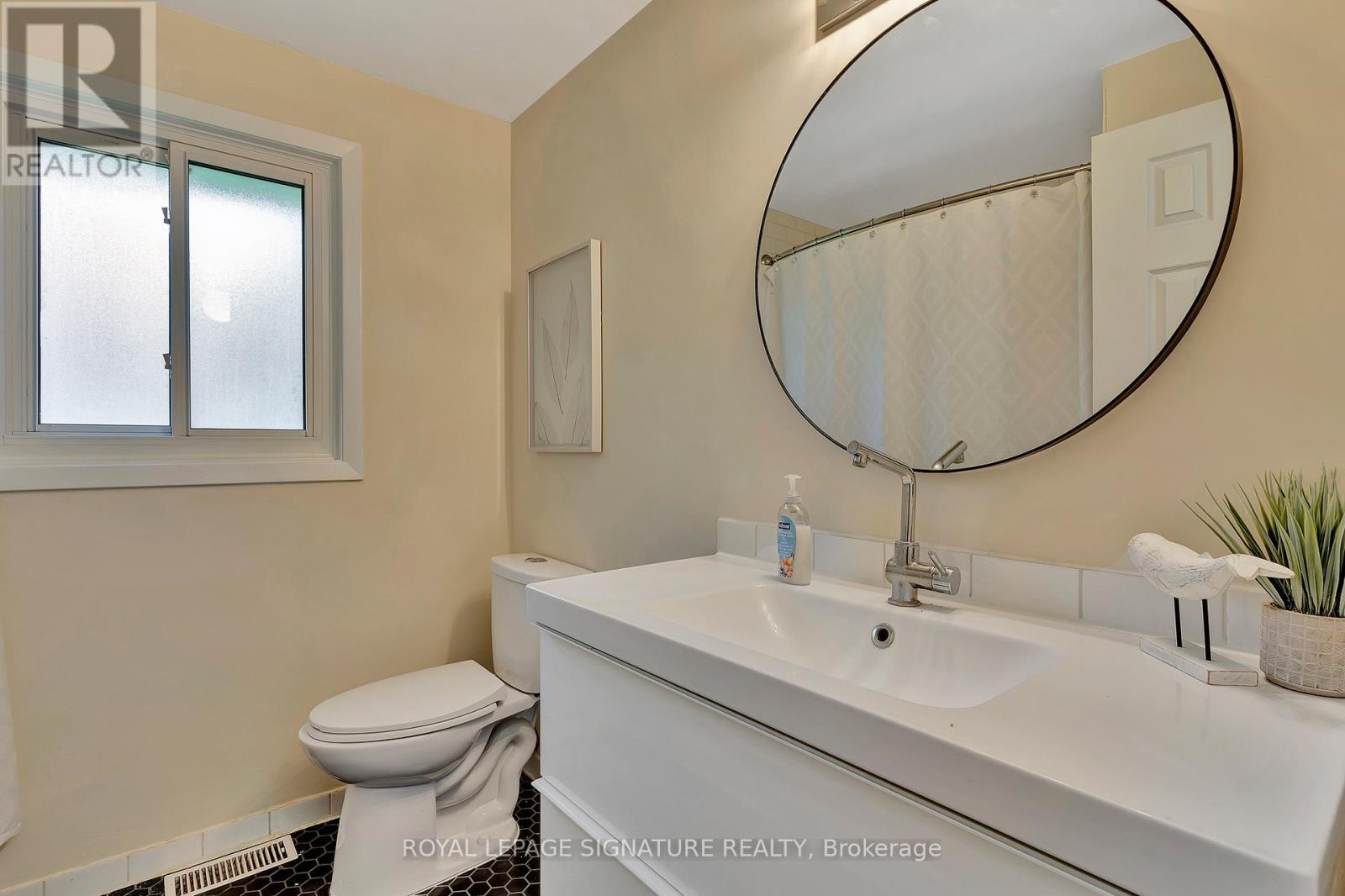186 Cedarbrae Avenue, Waterloo, Ontario  N2L 4S5 - Photo 27 - X12218802