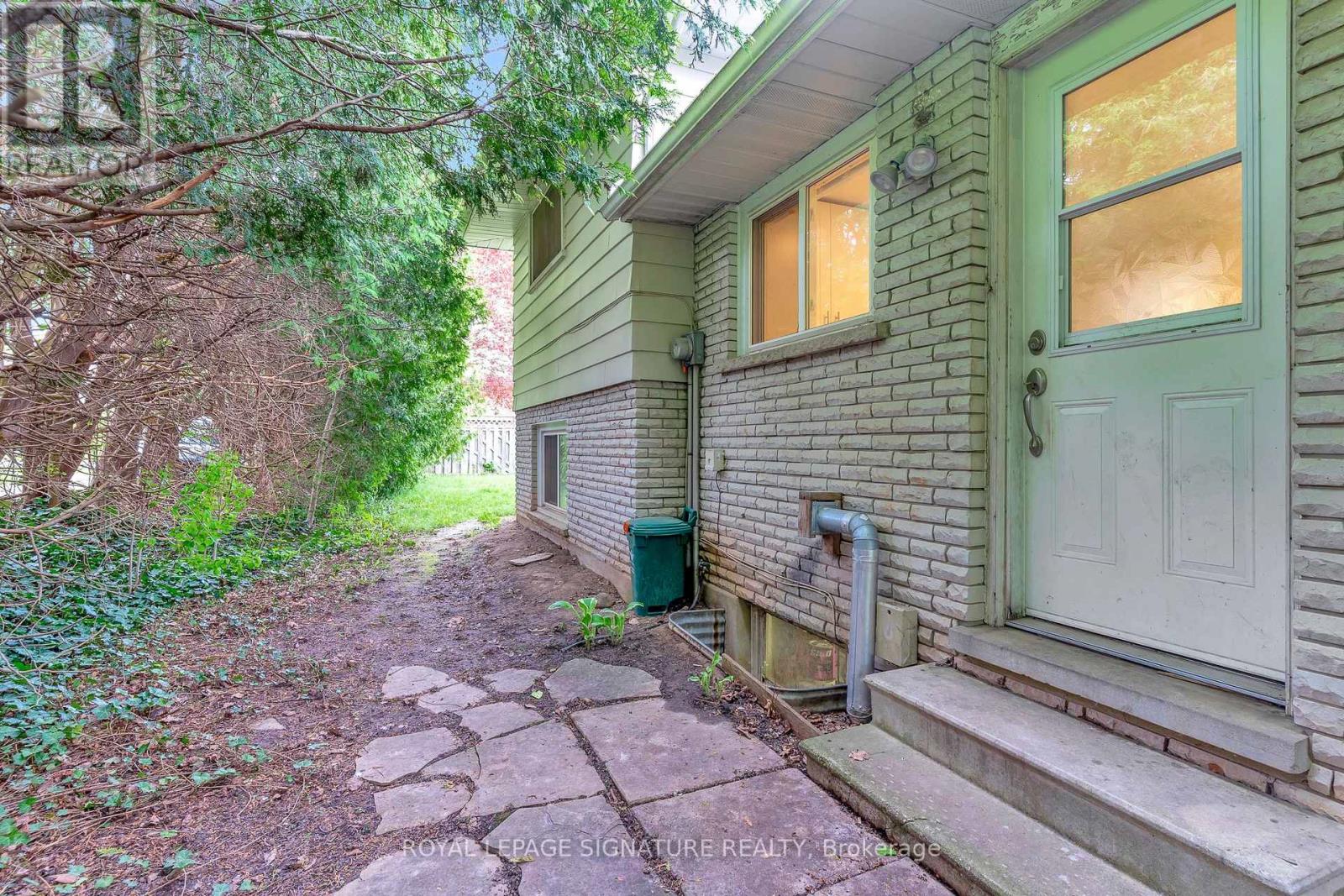 186 Cedarbrae Avenue, Waterloo, Ontario  N2L 4S5 - Photo 30 - X12218802