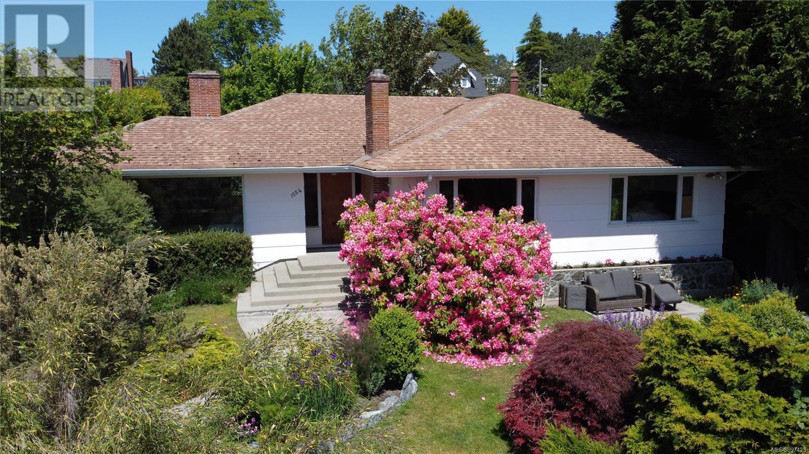 Property at 1554 Montgomery Ave image 3