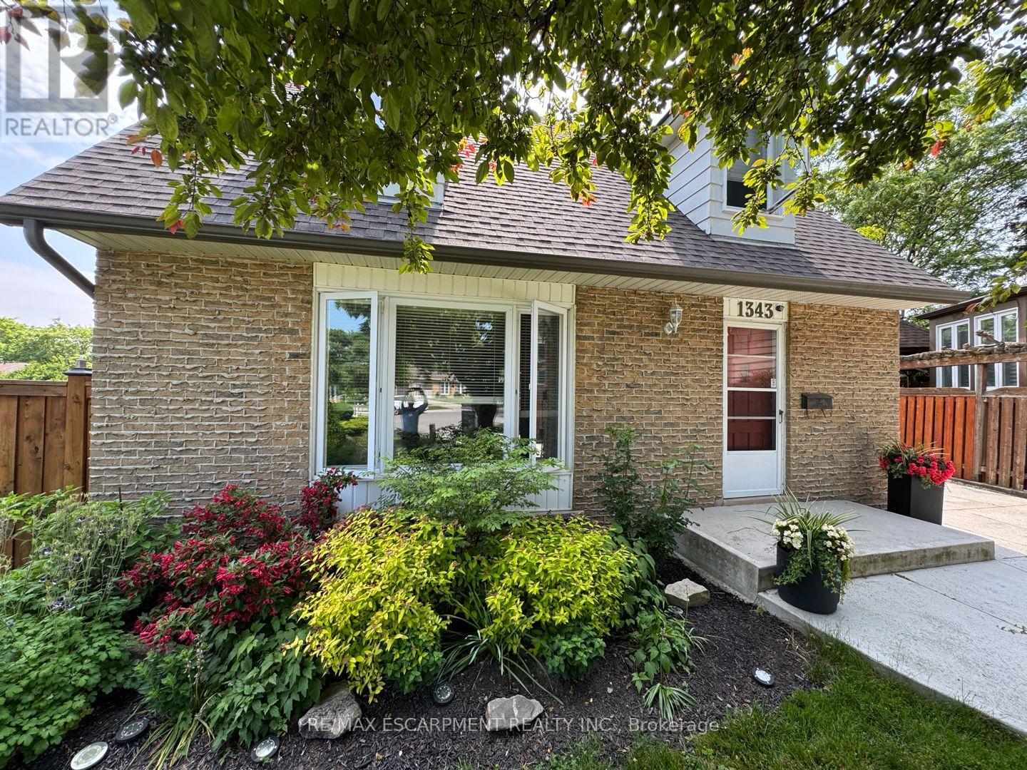 1343 Janina Boulevard, Burlington, Ontario  L7P 1K5 - Photo 2 - W12060625