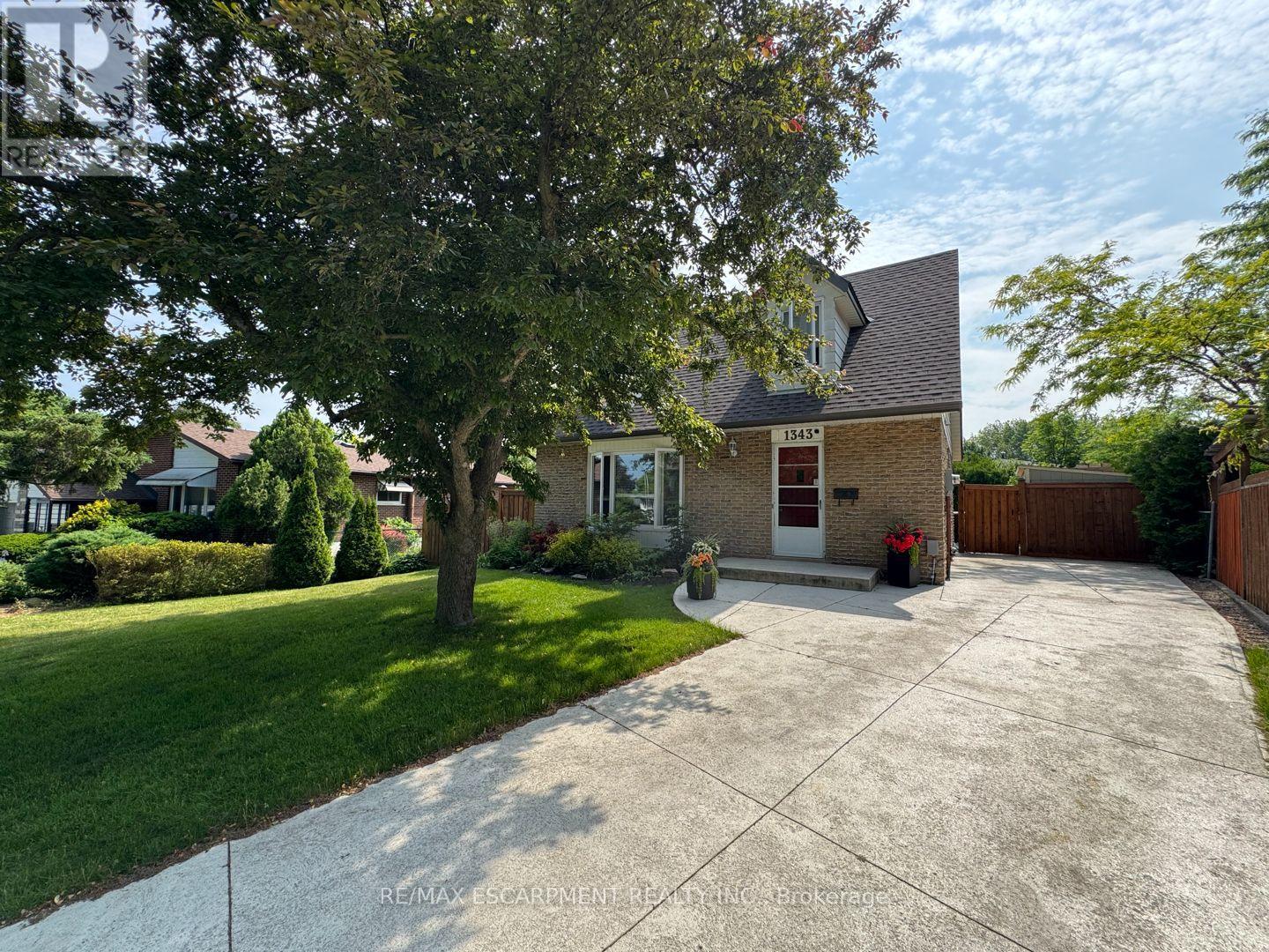 1343 Janina Boulevard, Burlington, Ontario  L7P 1K5 - Photo 1 - W12060625