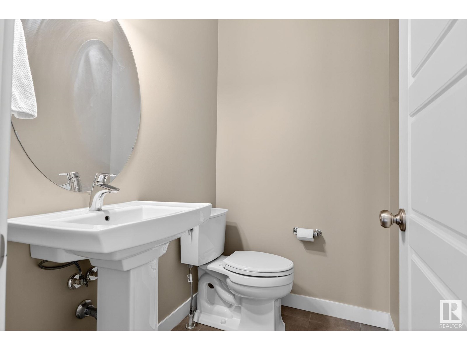 Property at 9847 222 ST NW image 3